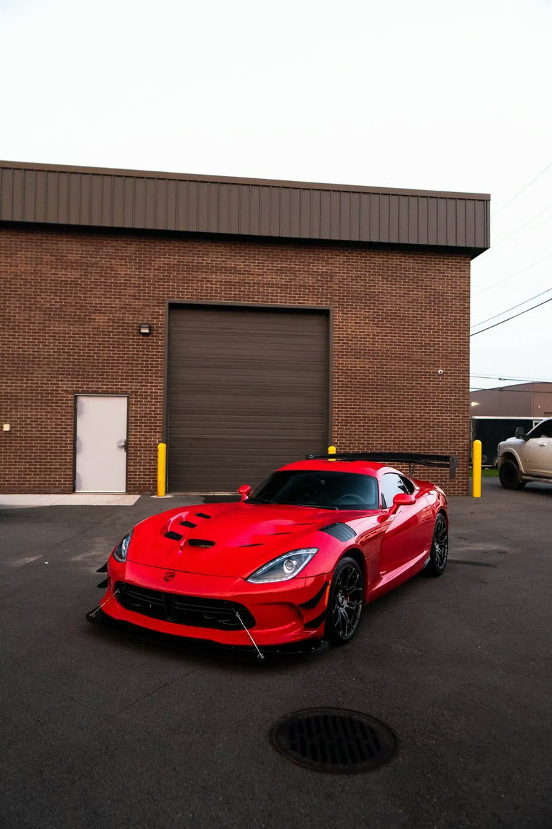 Red Dodge Viper ACR, front three-quarter view